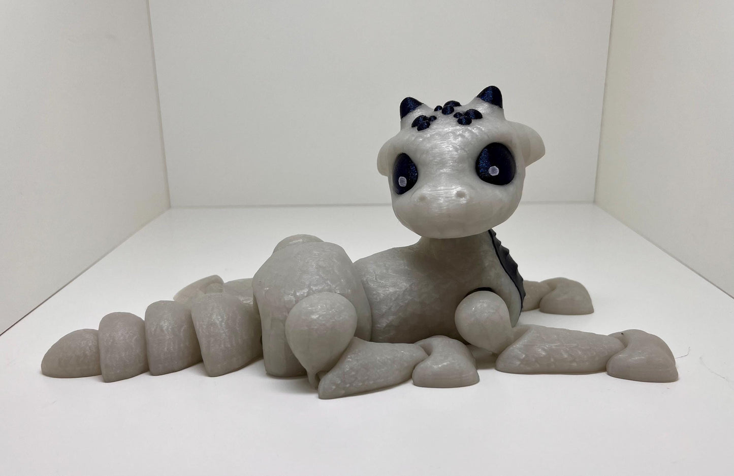 3D-gedruckter flexibler liegender Drache | Bewegliche Figur mit flexiblem Kopf | Fantasy