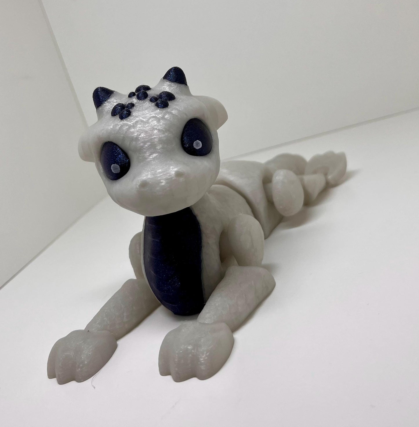 3D-gedruckter flexibler liegender Drache | Bewegliche Figur mit flexiblem Kopf | Fantasy