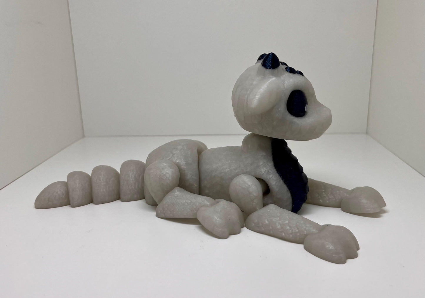 3D-gedruckter flexibler liegender Drache | Bewegliche Figur mit flexiblem Kopf | Fantasy